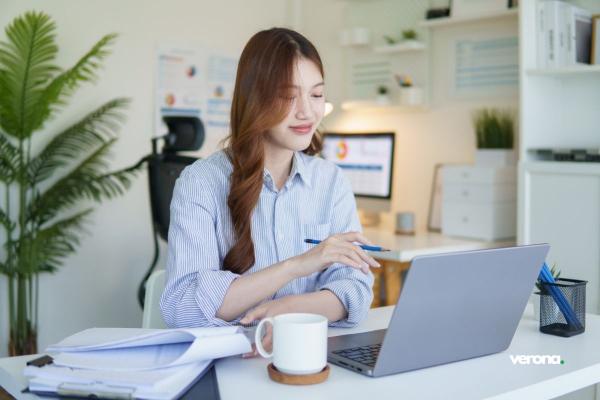 Freelance young lady office business: Homepage image; Verona Marketing Hub